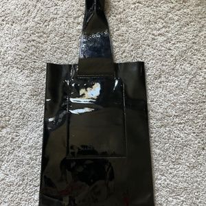 MARC JACOBS RUNWAY FLAT PATENT LEATHER SHOULDER BAG. BLACK.